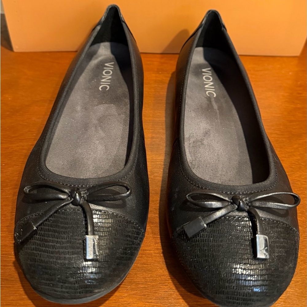 Vionic Women's Black Textured Flats